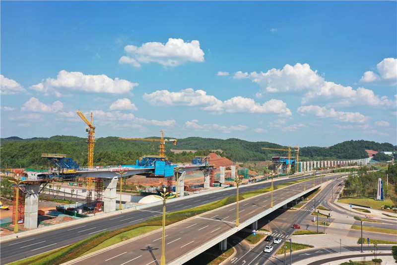 资阳线上跨纵二路悬灌连续梁顺利合龙.jpg