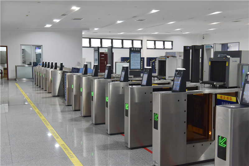 新候车楼入口处设有18台自助核验闸机,方便旅客进站。.jpg