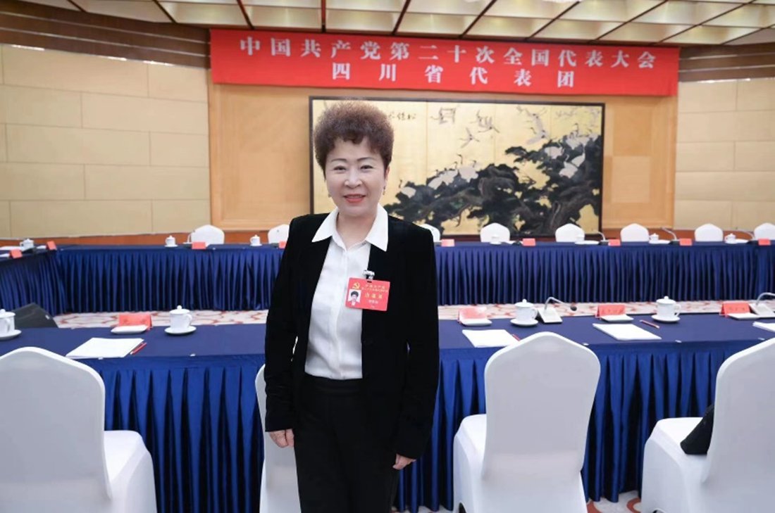 曹世如参会期间（图由红旗连锁提供）_副本_副本.jpg