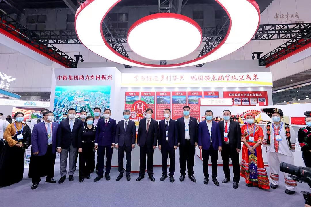 与会领导、嘉宾参观中粮糖业展区.jpg