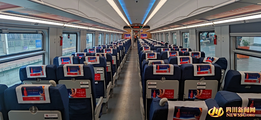 旅客上车前的车厢.jpg 旅客上车前的车厢.jpg
