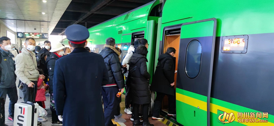 旅客登上列车.jpg 旅客登上列车.jpg