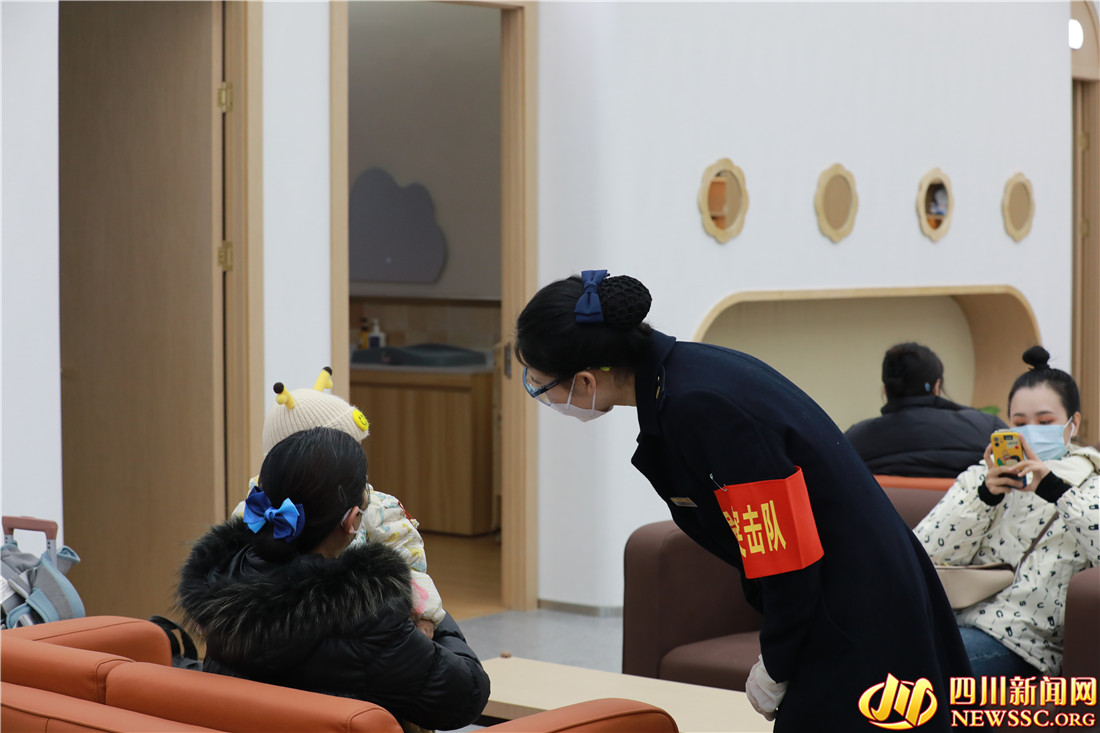 成都东站游佳服务岗“爱心专区” (2).png