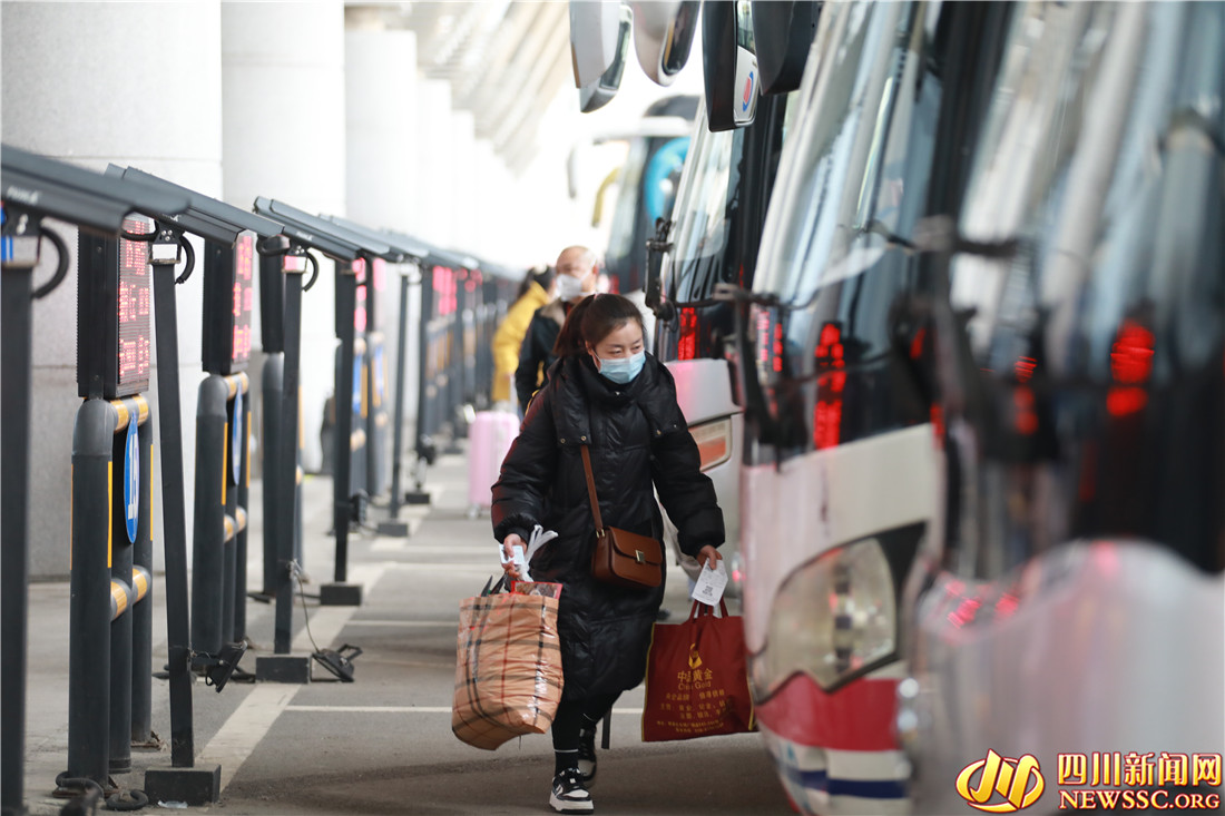 2023年春运首日,成都东站汽车客运站旅客进站乘车,等待回家与家人团聚 (2).png