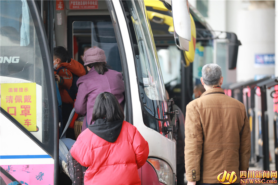 2023年春运首日,成都东站汽车客运站旅客进站乘车,等待回家与家人团聚 (3).png