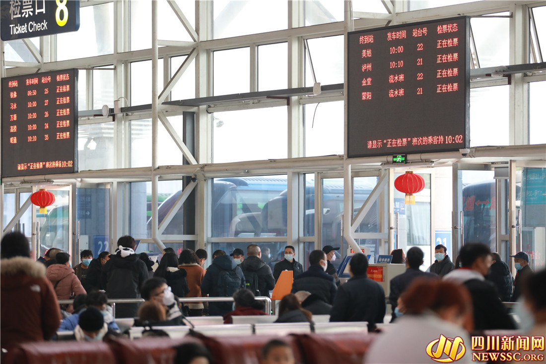 成都东站汽车客运站,旅客等待检票乘车.png 成都东站汽车客运站,旅客等待检票乘车.png