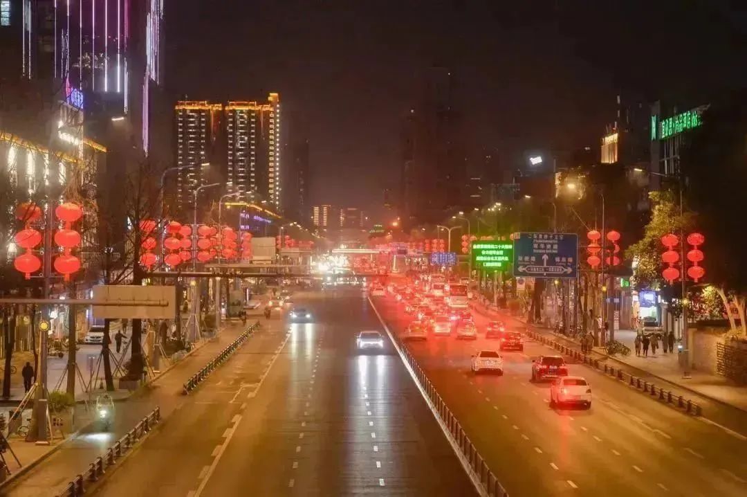 夜晚的成华街头.jpg 夜晚的成华街头.jpg