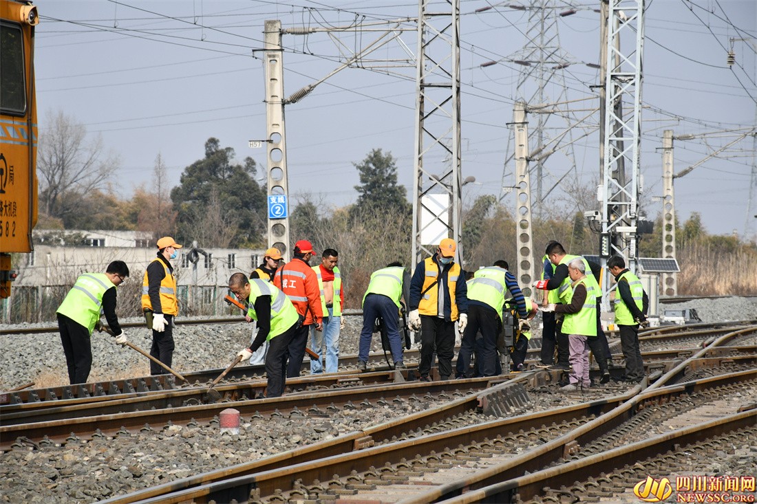 清理道床.jpg 清理道床.jpg