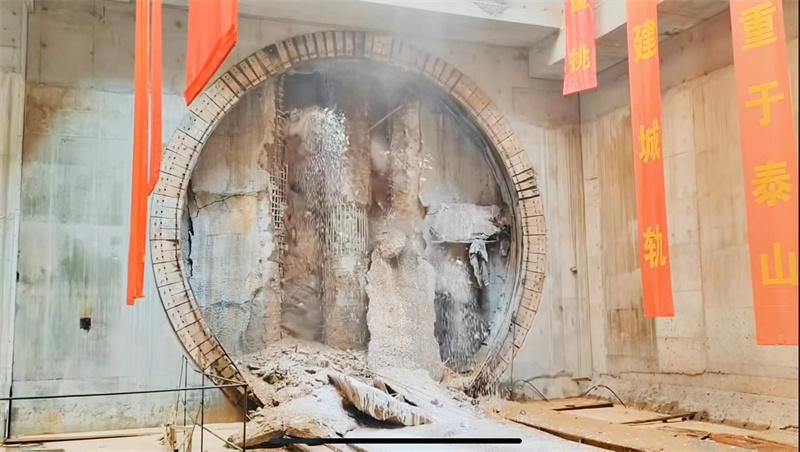 资宝区间右线顺利贯通(图片来自中铁十四局隧道公司).jpg 资宝区间右线顺利贯通(图片来自中铁十四局隧道公司).jpg