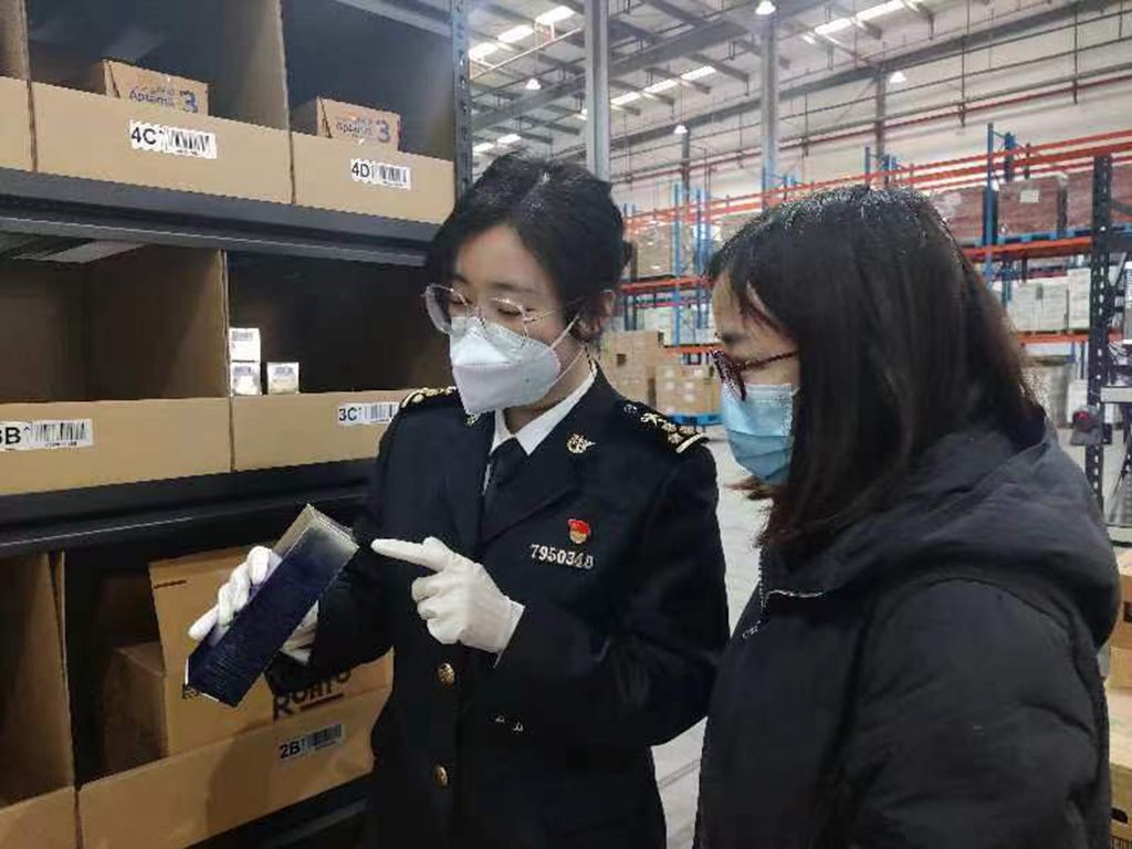 海关关员向企业推广商品条码应用_副本.jpg