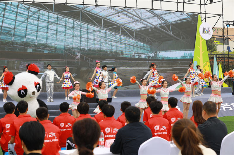 歌舞表演吸引众多市民观看.jpg 歌舞表演吸引众多市民观看.jpg