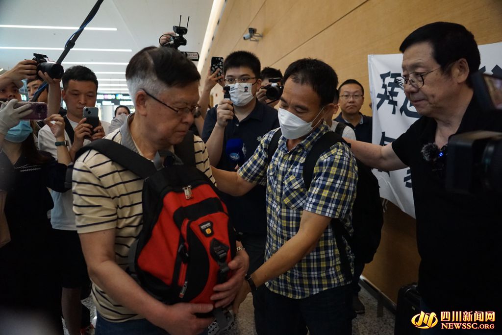 刘德文将骨灰交给唐清宁_副本.jpg