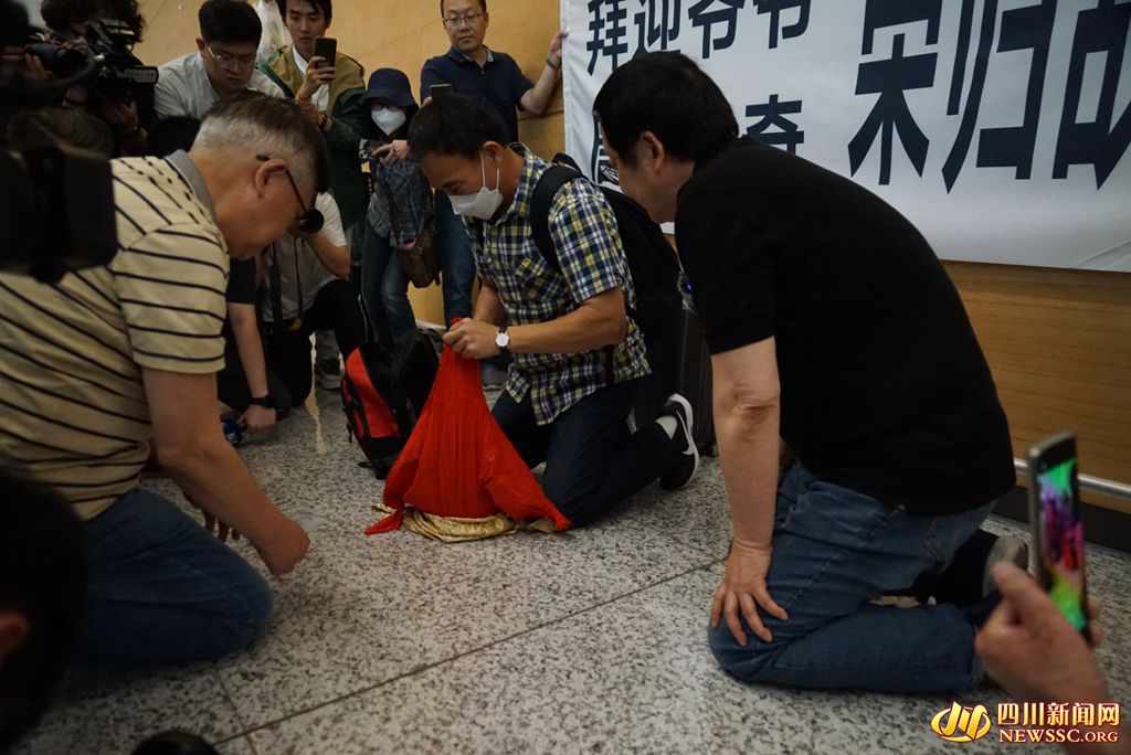 唐毅奇的两名孙子(左一、右三)在成都天府国际机场跪地迎接爷爷骨灰_副本.jpg