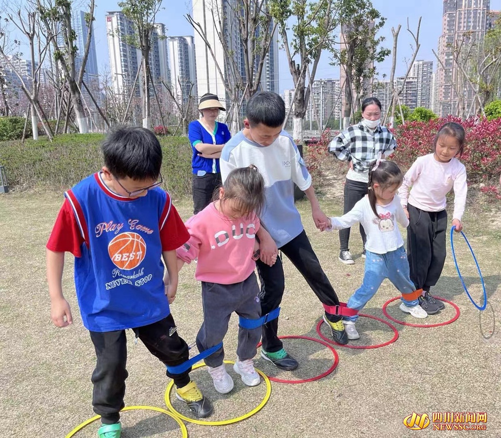 孩子们在游戏中团结协作_副本.jpg
