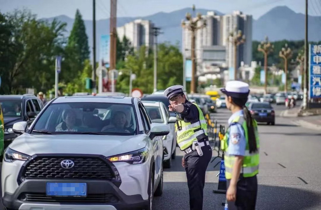 交警强化路面秩序疏导.jpg