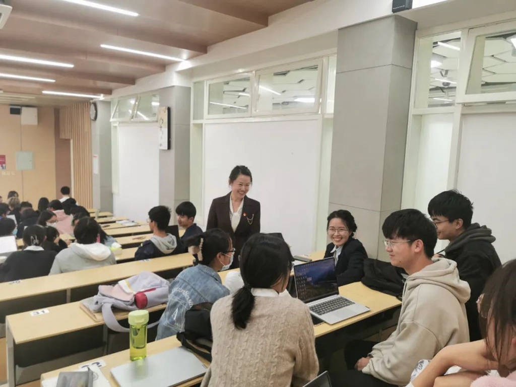 四川大学马克思主义学院王丽鸽副教授为全校学生集中讲授本学期“形势与政策”课的第一课——学习贯彻党的二十大精神系列专题之一“争做新时代好青年”。.jpeg 四川大学马克思主义学院王丽鸽副教授为全校学生集中讲授本学期“形势与政策”课的第一课——学习贯彻党的二十大精神系列专题之一“争做新时代好青年”。.jpeg