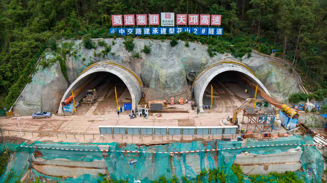 天邛高速梨花山2号隧道左洞贯通_副本.jpg