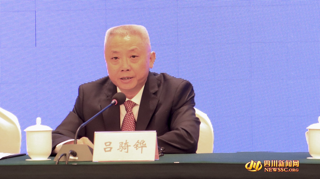 四川省文化馆馆长吕骑铧_副本.jpg 四川省文化馆馆长吕骑铧_副本.jpg