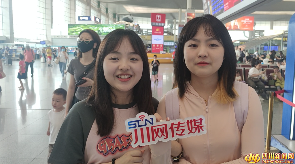 候车旅客接受记者采访 (2)_副本.png