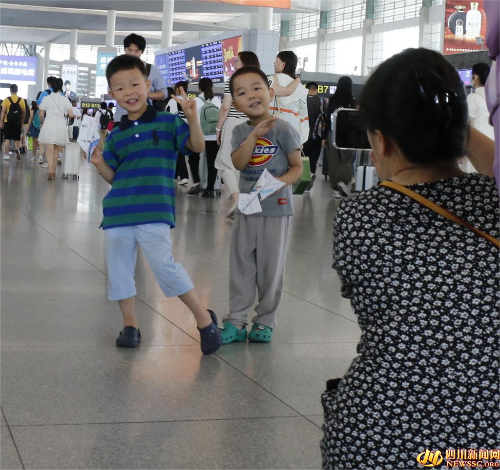 正在候车的旅客_副本.jpg