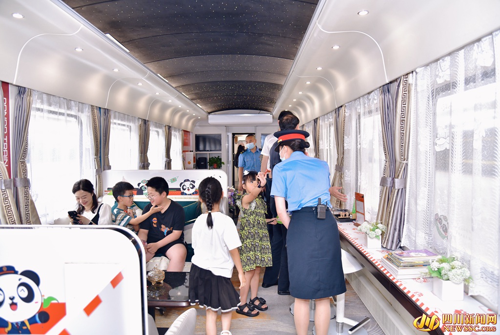 旅客在感受移动邮局主题车厢_副本.jpg