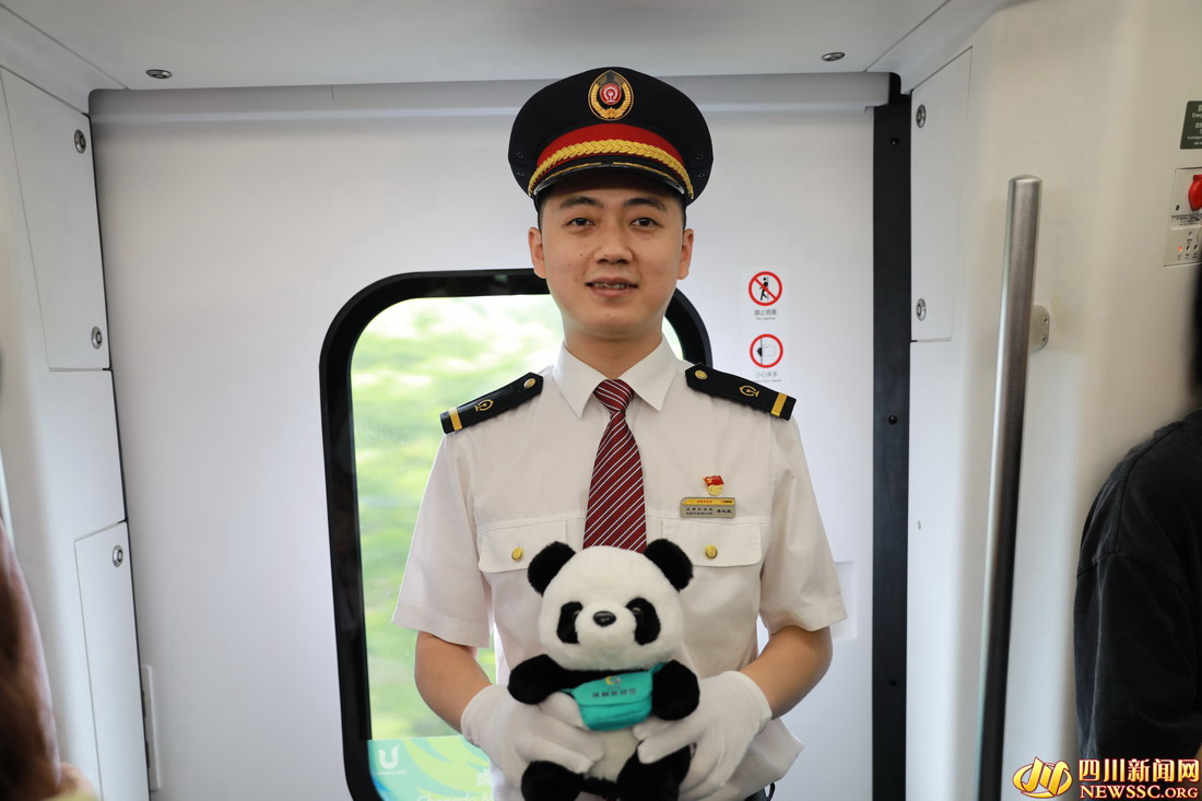 “大运号”主题列车司机唐远航.jpg “大运号”主题列车司机唐远航.jpg