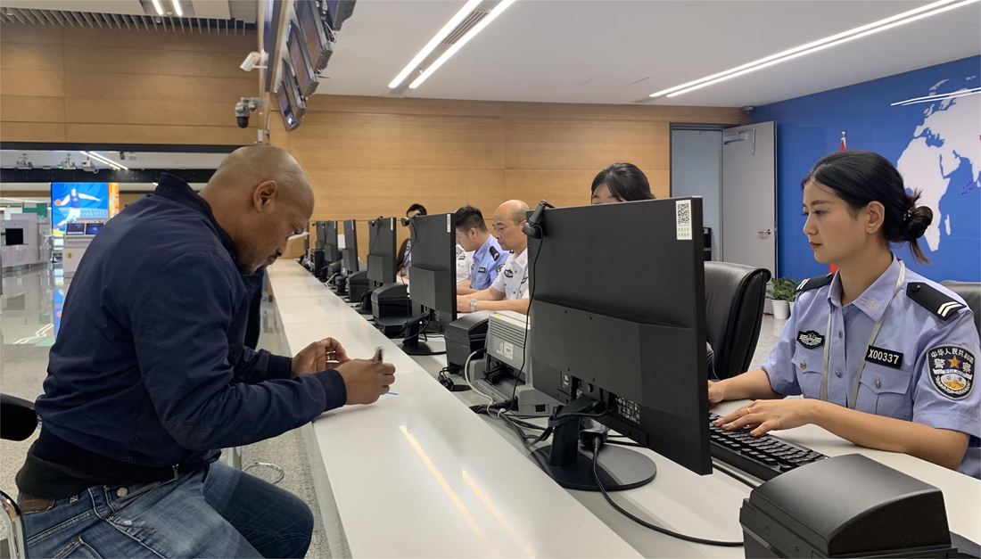 四川公安出入境部门服务参赛外籍人员高效通关1.jpg 四川公安出入境部门服务参赛外籍人员高效通关1.jpg