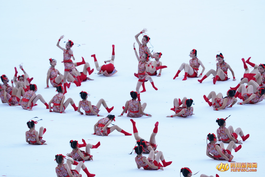 天府一小孩子们带来的原创节目《大运好运》。 张宇 拍摄_副本.jpg 天府一小孩子们带来的原创节目《大运好运》。 张宇 拍摄_副本.jpg