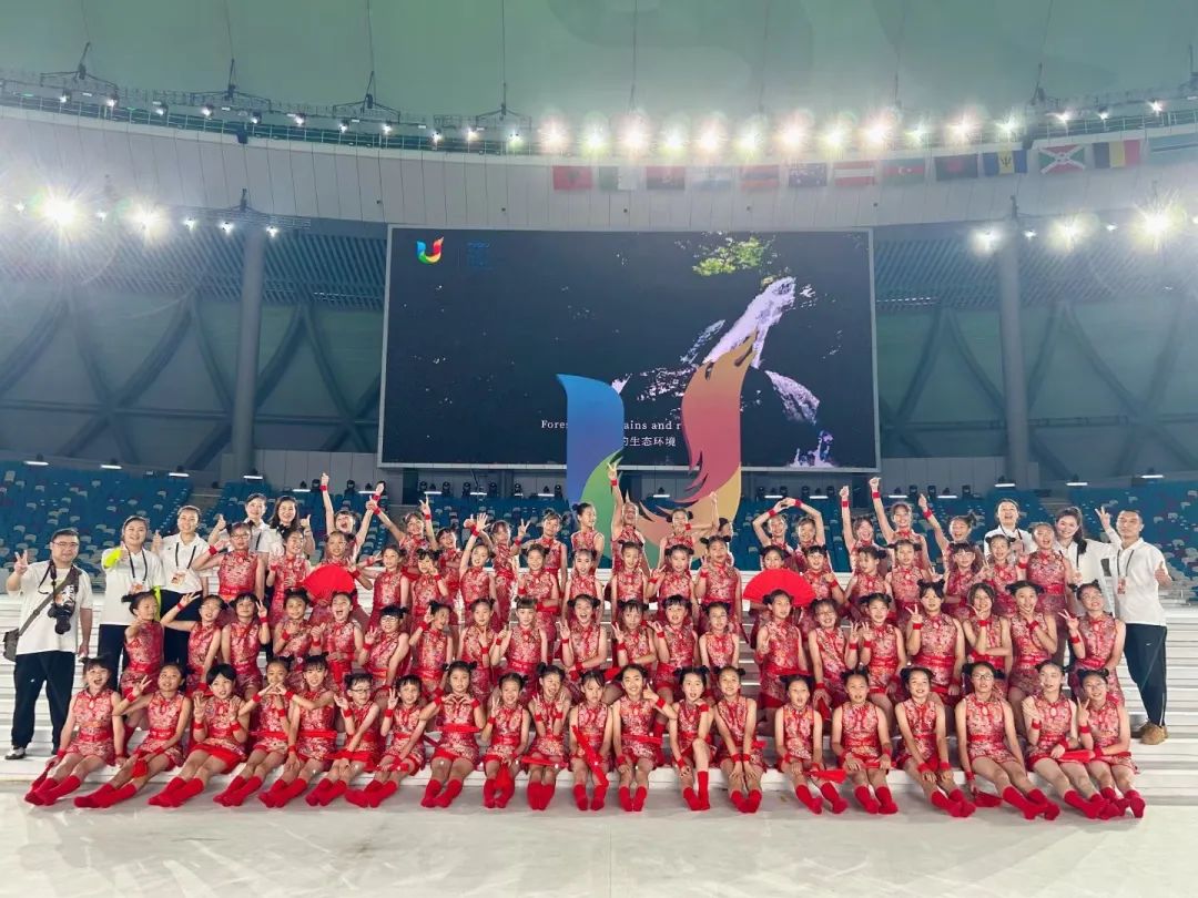 小演员们合影.jpg 小演员们合影.jpg