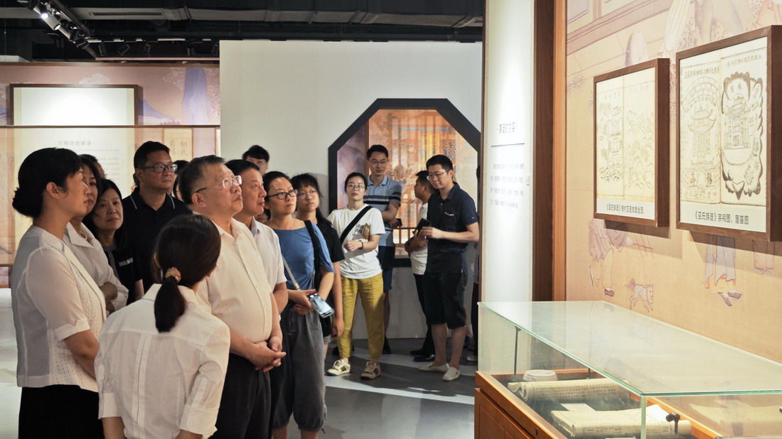 现场参观.jpg 现场参观.jpg