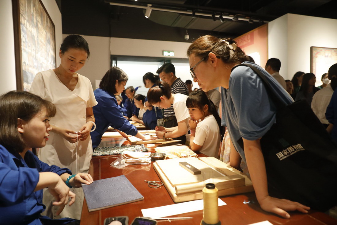 展览现场.jpg 展览现场.jpg