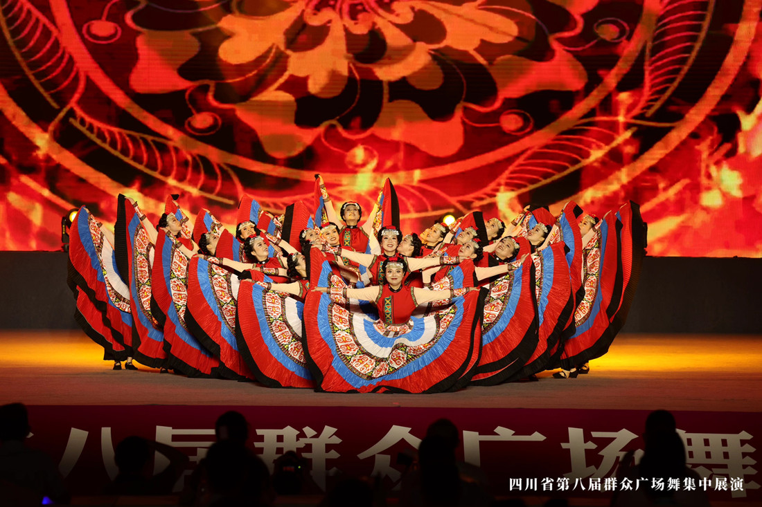 四川省第八届群众广场舞集中展演现场2_副本.jpg 四川省第八届群众广场舞集中展演现场2_副本.jpg