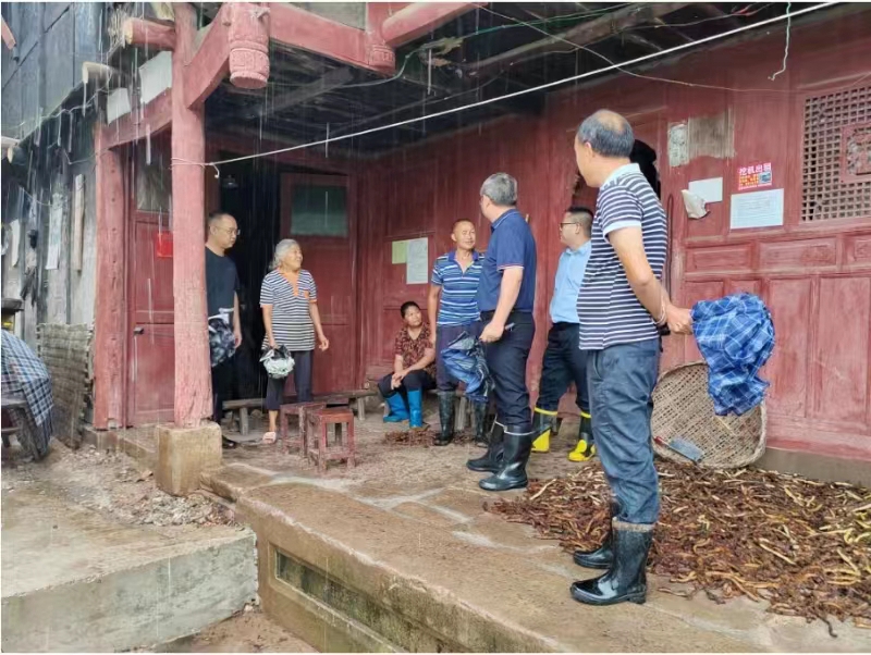 巴中通江县工作人员劝导隐患点群众转移_副本.jpg 巴中通江县工作人员劝导隐患点群众转移_副本.jpg