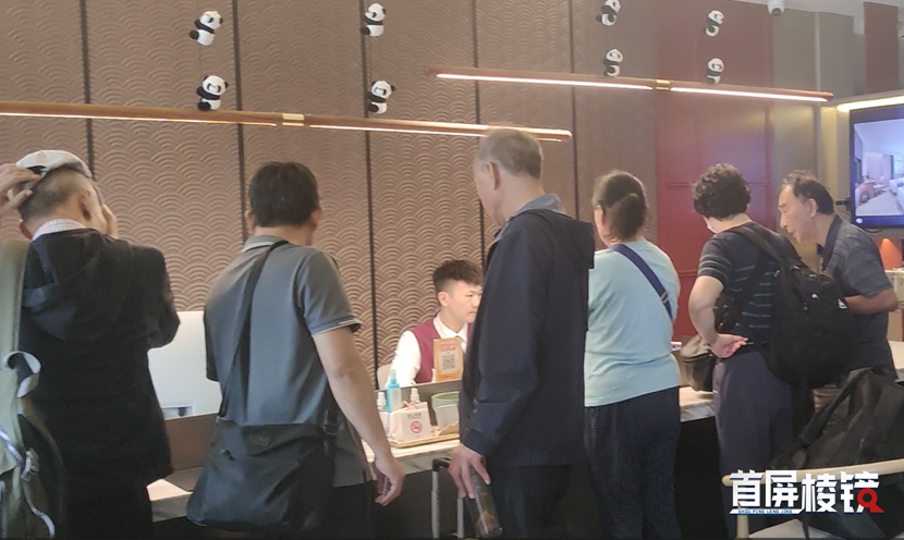酒店接待前来住宿的客人_副本.png