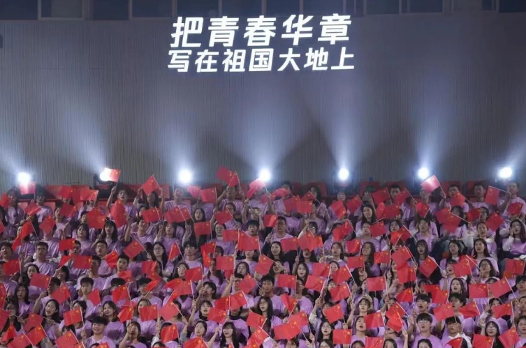参加大思政课的大学生