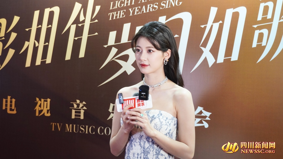 演员赵昭仪接受记者采访_副本.jpg