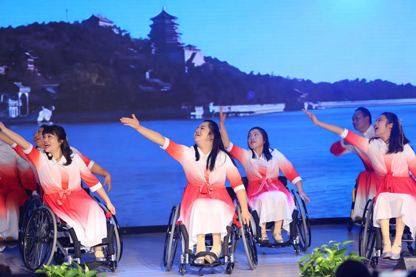 罗小英和队友带来轮椅舞《美丽中国》_副本.jpg