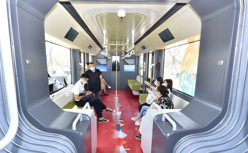 2022年6月7日“宜宾造”智轨亮相成都试跑市民体验乘坐(周瑜原摄 ).png 2022年6月7日“宜宾造”智轨亮相成都试跑市民体验乘坐(周瑜原摄 ).png