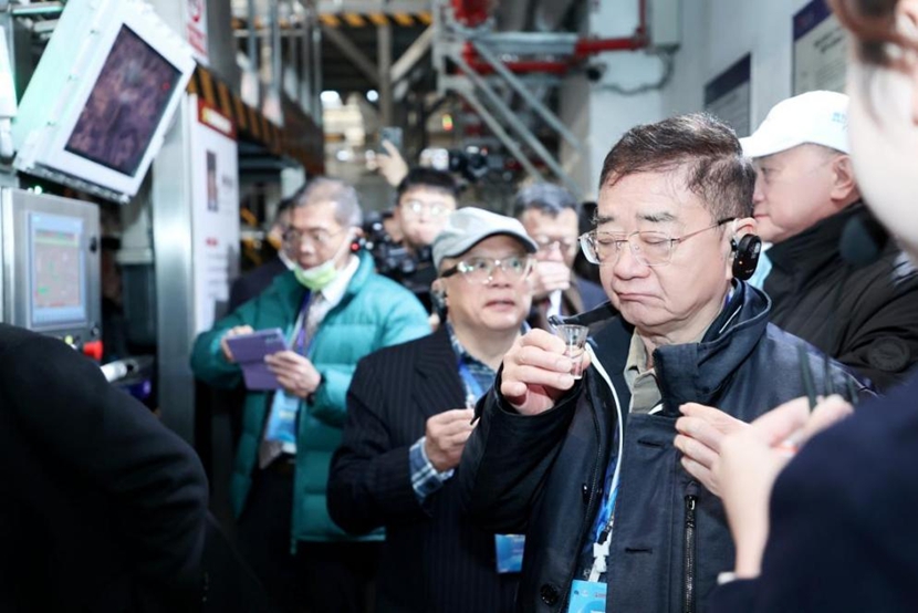 台商代表品尝泸州老窖酒.jpg 台商代表品尝泸州老窖酒.jpg