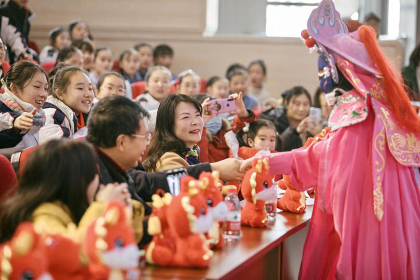 同学表演川剧《变脸》.png 同学表演川剧《变脸》.png