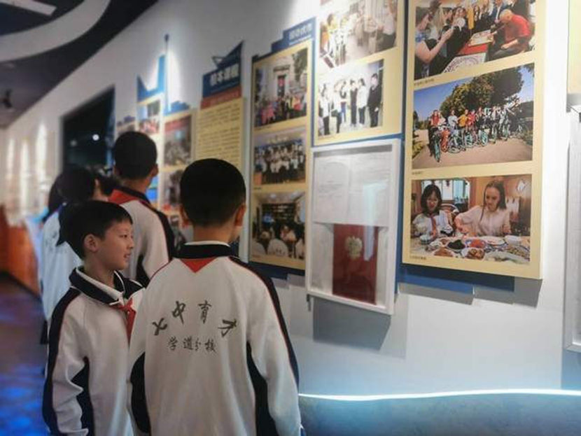 七年级学生彭晨洋在“四海馆”为老师同学们进行讲解.png 七年级学生彭晨洋在“四海馆”为老师同学们进行讲解.png