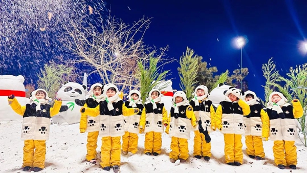 新都“小熊猫”们在雪地里合影留念.jpg