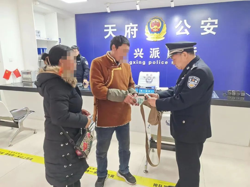 失主佘先生来到派出所清点现金及其它物品.png