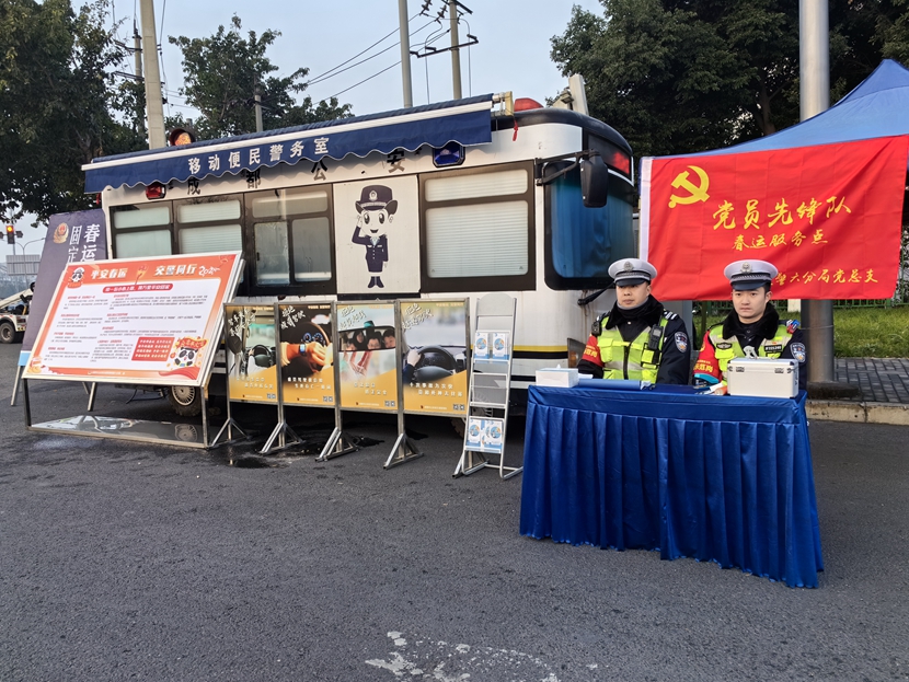 成都交警全力做好2024年春运交通安全保障工作.jpg