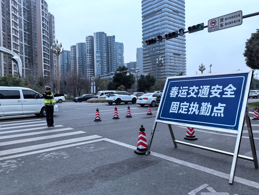成都交警全力做好2024年春运交通安全保障工作 (2).jpg