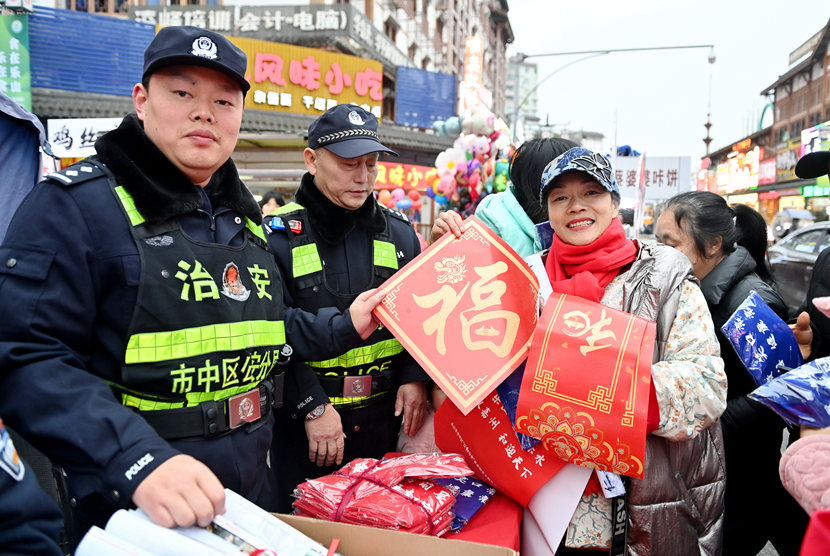 民辅警在岗值守_副本.jpg