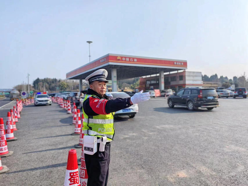 民辅警在岗值守 (2)_副本.jpg