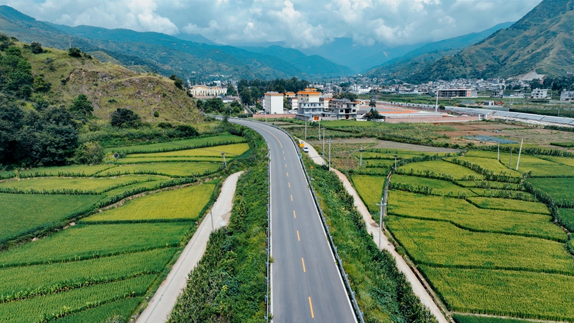 雅砻江公司在四川甘孜、凉山等地投资修建改造偏远山区公路1000余公里.jpg 雅砻江公司在四川甘孜、凉山等地投资修建改造偏远山区公路1000余公里.jpg