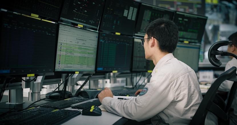 运行人员在中控室里分析着全球最大、海拔最高水光互补电站的各项运行数据.jpg 运行人员在中控室里分析着全球最大、海拔最高水光互补电站的各项运行数据.jpg