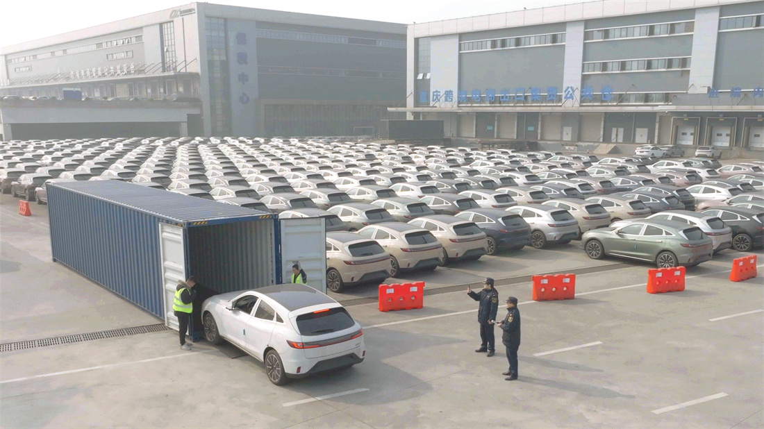 重庆海关关员验放出口新能源汽车.jpg